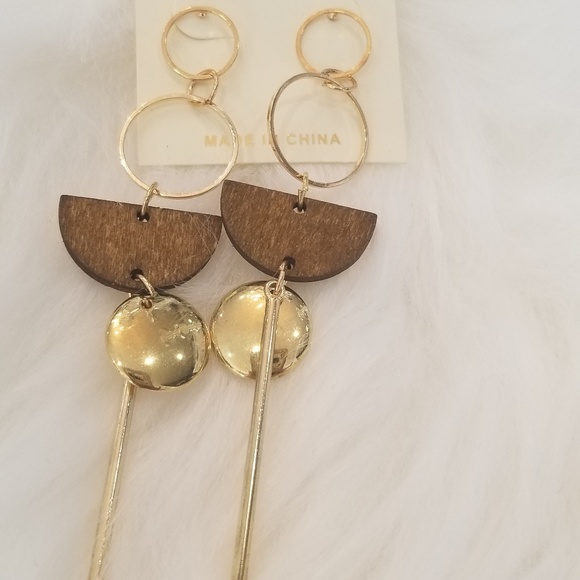Light brown wood with gold toned metal earrings - Picture 1 of 3